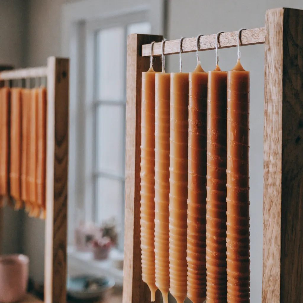 Kerzen nach jedem Tauchgang aufhängen, abkühlen lassen und vorsichtig gerade ziehen