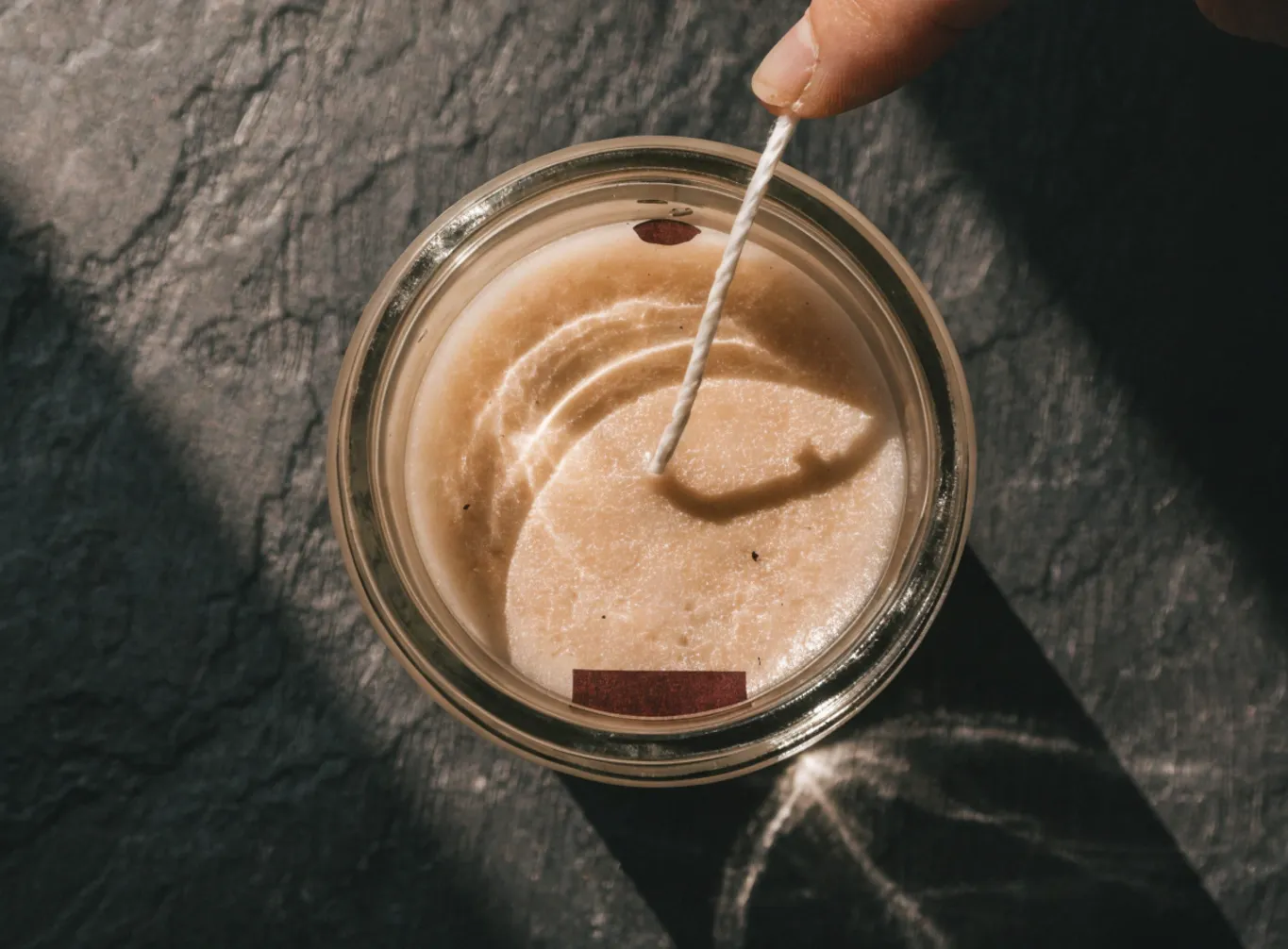 Docht im Glas fixieren: zentrierter Kerzendocht für Rapswachs in einem Glas
