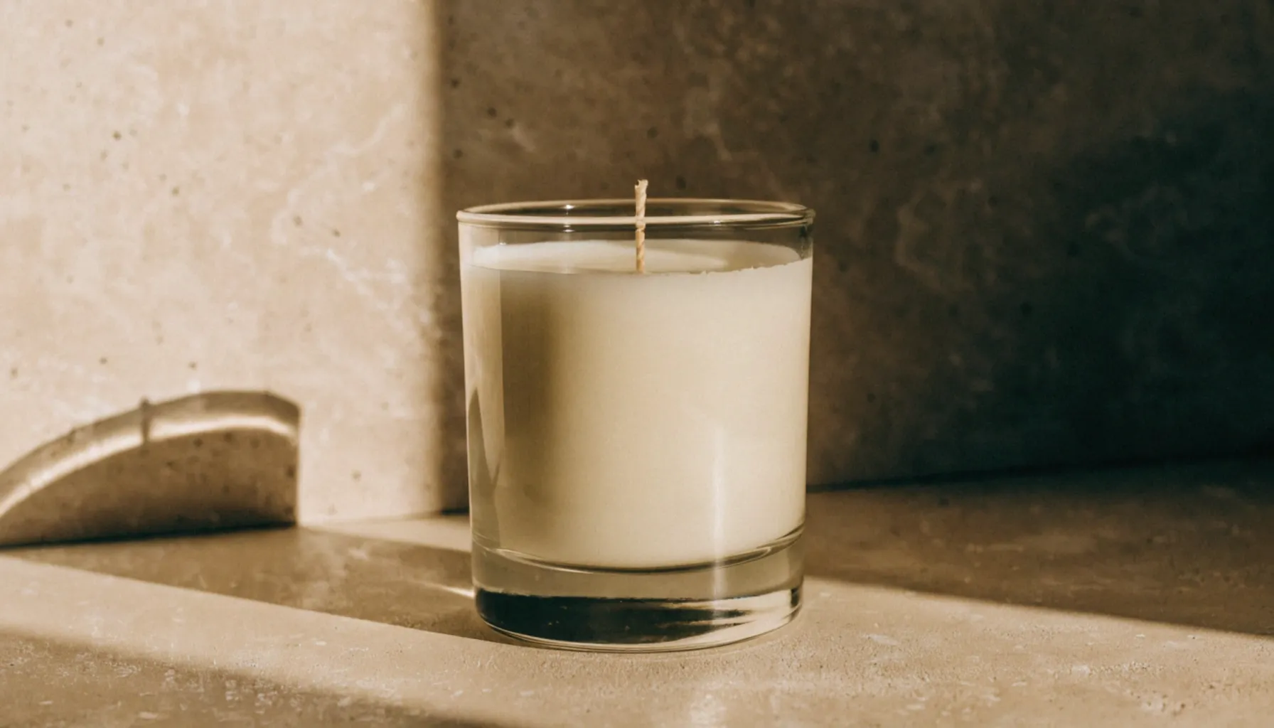Fertige Rapswachs Kerze im Glas: glatte Oberfläche und sauberer Docht
