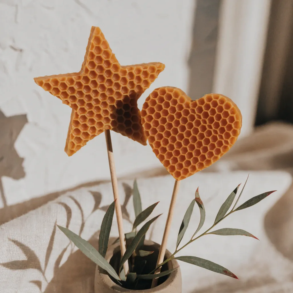 Kerzen-Stecker & Deko-Picks (für Kranz, Topf, Geschenk) aus naturbelassenen Bienenwachs-Wabenplatten