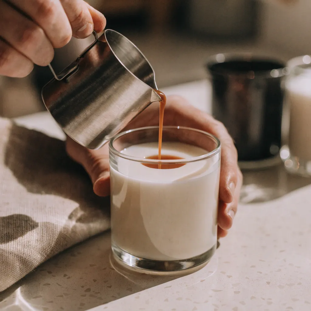Nachgießen: warmes Wachs in die Einfallstelle einer Kerze im Glas gießen
