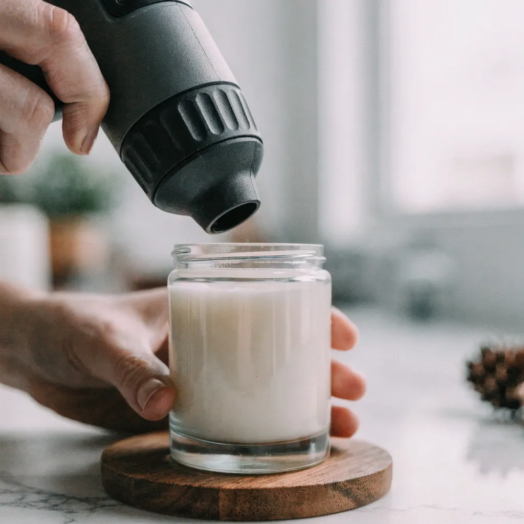 Oberfläche einer Kerze im Glas wird mit Heißluft vorsichtig geglättet