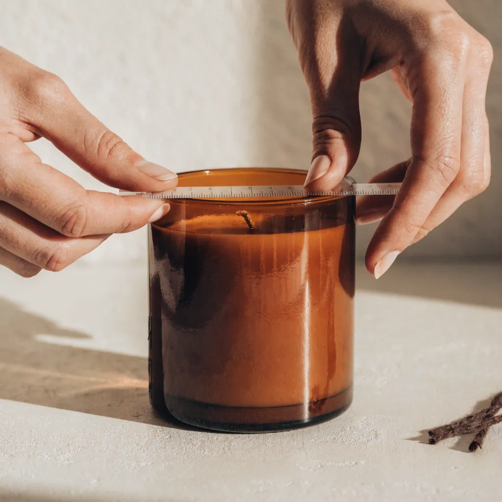 Durchmesser einer Kerze wird gemessen